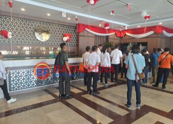 Suasana penggeledahan gedung BP Batam yang dilakukan oleh Polresta Barelang. (Sumber foto: JP - BatamPena.com)