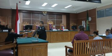 Suasana sidang perkara judi jackpot di PN Batam yang menjerat terdakwa Kha Hing, Han Sin dan Meiya alias Mimi. (Sumber foto: JP - BatamPena.com)