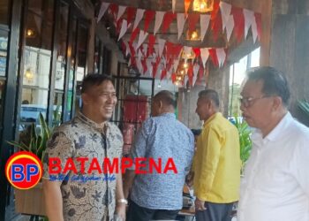 Nyanyang Harris Pratamura bertemu dengan para pendukungnya dan anggota DPRD Provinsi Kepri dari PSI, Onward Siahaan. (Sumber foto: JP - BatamPena.com)