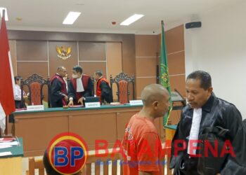 Rahman Padak selaku terdakwa pembunuh pendeta Jimmy Hutasoit sempat berbicara singkat dengan penasehat hukumnya, Abdullah Yusuf usai persidangan. (Sumber foto: JP - BatamPena.com)