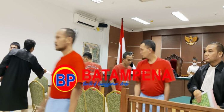 Penampakan para sindikat judi dadu usai dibacakan tuntutan 6 bulan penjara oleh jaksa Adjudian Syafitra di PN Batam. (Sumber foto: JP - BatamPena.com)
