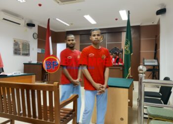 Kedua terdakwa bernama Devitson Korwa dan Aje Pelmelay usai persidangan di PN Batam. (Sumber foto: JP - BatamPena.com)