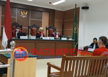 Suasana sidang terhadap terdakwa Andika dan Toman Simatupang dalam perkara penyeludupan mikol. Persidangan dilaksanakan di ruang persidangan PN Batam. (Sumber foto: JP - BatamPena.com)