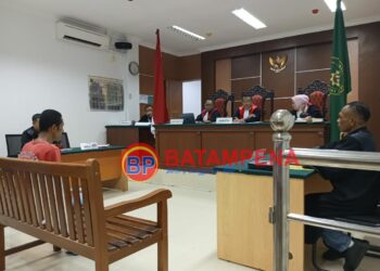 Suasana saat Rudolfus Karolus Asunong. (Sumber Foto: JP - Batam pena.com)