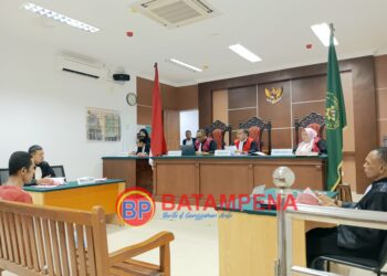 Suasana ketika JPU Salomo Saing membuat hakim PN Batam, Vabiannes Stuart Watimena marah-marah dalam persidangan terdakwa Rudolfus Karolus Asunong. (Sumber foto: JP - BatamPena.com)