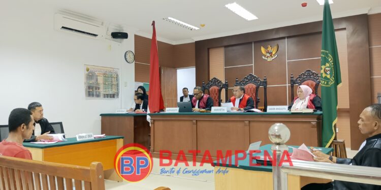 Suasana ketika JPU Salomo Saing membuat hakim PN Batam, Vabiannes Stuart Watimena marah-marah dalam persidangan terdakwa Rudolfus Karolus Asunong. (Sumber foto: JP - BatamPena.com)