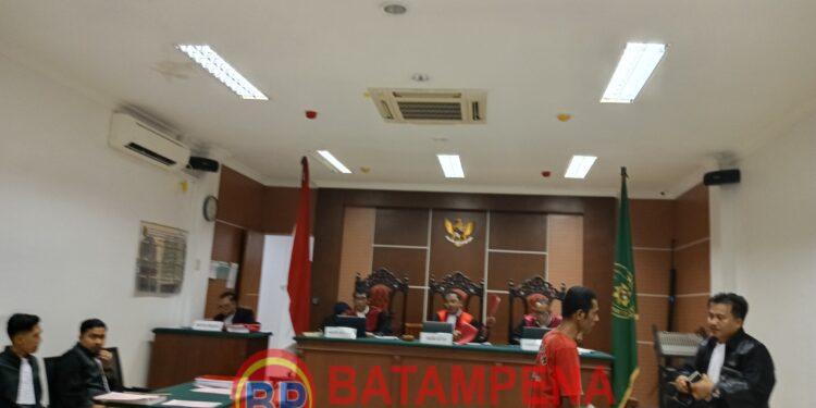 Suasana pembacaan tuntutan terhadap terdakwa Rudolfus Karolus Asunong dalam perkara perampokan. (Sumber foto: JP - BatamPena.com)