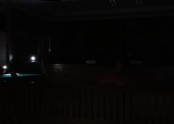 Sidang terhadap terdakwa Toman Simatupang dan Andika dalam perkara penyeludupan mikol yang dilaksanakan di Pengadilan Negeri Batam dengan suasana gelap gulita. (Sumber foto: JP - BatamPena.com)