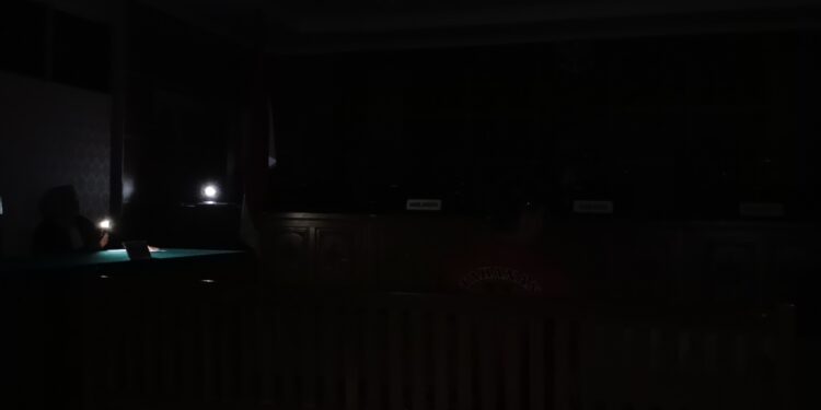 Sidang terhadap terdakwa Toman Simatupang dan Andika dalam perkara penyeludupan mikol yang dilaksanakan di Pengadilan Negeri Batam dengan suasana gelap gulita. (Sumber foto: JP - BatamPena.com)