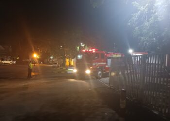 Mobil pemadam kebakaran keluar dari kawasan PT WIK Far East usai memadamkan si-jago merah. (Sumber foto: JP - BatamPena.com)