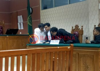 Wakil ketua Peradi Batam, Ahmad Rustam Ritonga berkonsultasi dengan penasehat hukumnya setelah divonis 2 tahun penjara oleh PN Batam. (Sumber foto: JP - BatamPena.com)