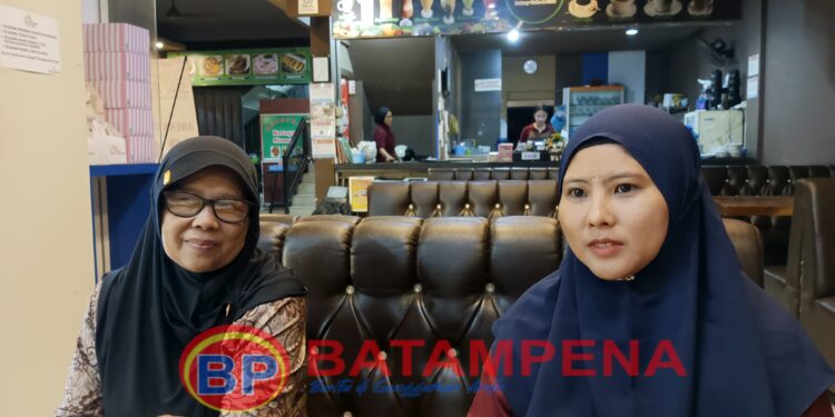 Refina Ali Amzah menggunakan jilbab warna biru dongker dan didampingi oleh Ibunya. (Sumber Foto: JP - BatamPena.com)