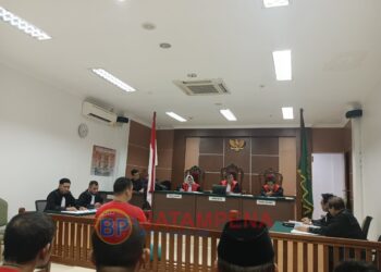 Suasana sidang ketika hakim PN Batam, Vabiannes Stuart Wattimena menolak memberikan berkas turunan kepada terdakwa Ajis Martua Siregar dan Penasehat Hukumnya, Mangundang Lumbanbatu, Musrin Siregar. (Sumber Foto: JP - BatamPena.com)
