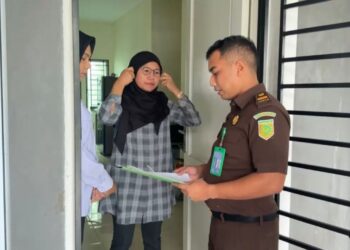 Suasana Tim Tabur Kejari Batam yang dipimpin jaksa Aditya menangkap Roliati di kediamannya. (Sumber foto: JP - BatamPena.com)