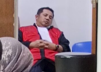 Hakim PN Batam, Verdian Batam sedang tidur saat menunggu giliran bersidang. (Sumber foto: JP - BatamPena.com)