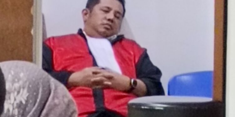 Hakim PN Batam, Verdian Batam sedang tidur saat menunggu giliran bersidang. (Sumber foto: JP - BatamPena.com)