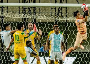 Curhatan Ernando Ari: Tak Puas dengan Kinerja Wasit Usai Dua Kartu Merah Persebaya Surabaya