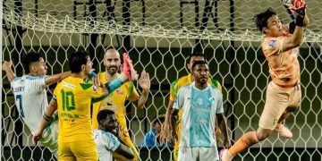 Curhatan Ernando Ari: Tak Puas dengan Kinerja Wasit Usai Dua Kartu Merah Persebaya Surabaya