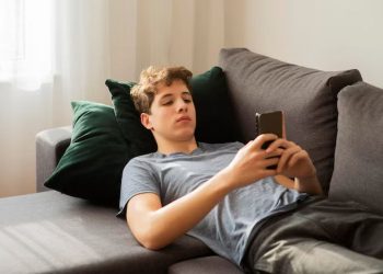 Orang yang Aktif Menggunakan Mode Gelap Punya 7 Kepribadian Ini, Menurut Psikologi