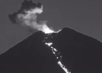 Gunung Semeru Meletus, Lava Pijar Mengalir 2.500 Meter ke Besuk Kobokan