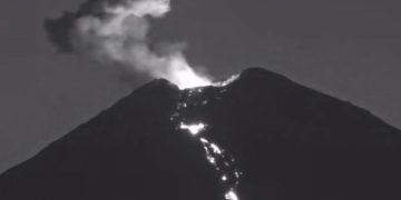 Gunung Semeru Meletus, Lava Pijar Mengalir 2.500 Meter ke Besuk Kobokan