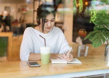 Masih Menulis Daftar Tugas Manual? Ini 7 Tanda Kecerdasan Tenang yang Anda Miliki