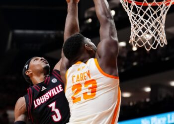 Tennessee Dominates Louisville 83-62