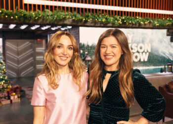 Kelly Clarkson’s Festive Green Velvet Dress: Holiday Styles Arrive by Christmas