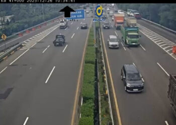 Truk Tabrak Pembatas, Tol JORR Arah Cikampek Macet Parah