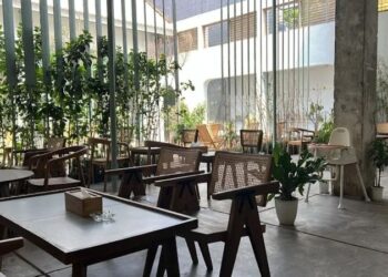 10 Kafe Favorit Cipeundeuy: Singgah Nikmat Dekat Stasiun