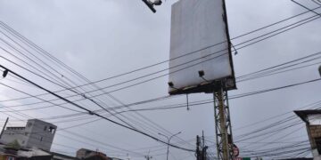 Spanduk Tutupi Ancaman Papan Reklame Maut Ciputat