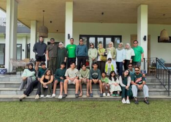 Andre Taulany Liburan Bareng Keluarga: Momen Seru & Tukar Kado!