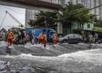 DKI Jakarta siaga banjir rob hingga 7 Januari, pompa dan pasukan biru dikerahkan
