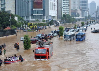 Banjir melanda Kayutangi Banjarmasin, polisi bantu pengendara motor alami mogok
