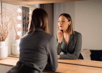 7 Kelebihan Psikologi Orang yang Sering Bicara Sendiri