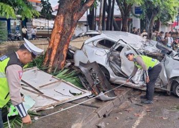 Sedan Oleng Maut: Dua Tewas Tabrak Pohon di Lamongan