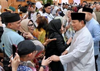 Sajian Istana: Halalbihalal Nusantara, Warga Bungkus Jajanan Pasar