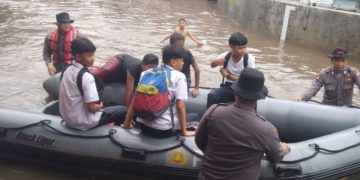 Polda Metro Evakuasi Warga Ciracas Korban Banjir Kali Cipinang Meluap