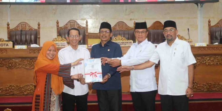 DPRD Kota Batam Gelar Paripurna dengan Tiga Agenda, Wali Kota Amsakar Sampaikan Perubahan Perda Pengelolaan Persampahan Melalui Mekanisme Kumulatif Terbuka