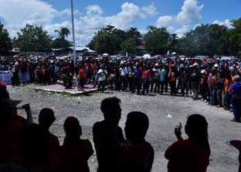 Warga Mimika Kritik Pemerintah dengan Aksi Memancing di Jalan Raya