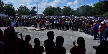 Warga Mimika Kritik Pemerintah dengan Aksi Memancing di Jalan Raya