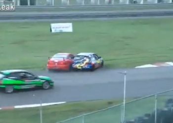 Honda CR-V Tabrak Pick Up Terparkir, Dua Kendaraan Rusak Parah