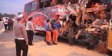 Bus pariwisata terlibat kecelakaan di Tol Terpeka OKI, tabrak belakang truk Fuso