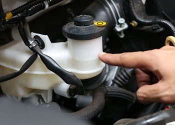 Cara cepat mendeteksi kebocoran minyak rem mobil