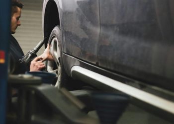 Mengapa Ban Mobil Listrik Lebih Cepat Rusak Daripada Ban Biasa