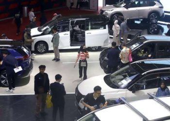 Kenaikan Harga BBM dan Pemangkasan Insentif EV Tekan Industri Otomotif