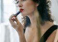 12 Pilihan Lipstik yang Membuat Gigi Terlihat Putih