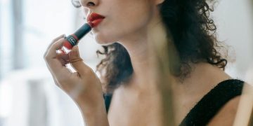 12 Pilihan Lipstik yang Membuat Gigi Terlihat Putih