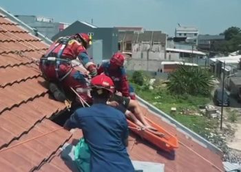 Pria Jakbar Kehilangan Nyawa Saat Kejang di Atas Genteng, Damkar Bantu Evakuasi