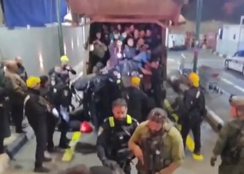 Israeli police find 70 men in garbage truck